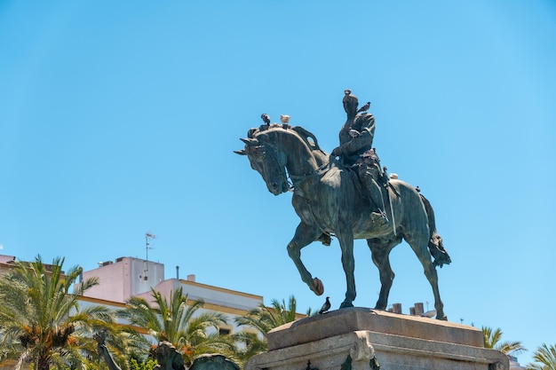 Paardbeeldhouwwerk in de plaza del arenal in de stad jerez de la frontera in cadiz andalusië