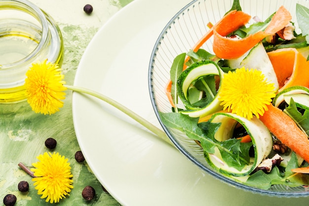 Paardebloemsalade op een plaat