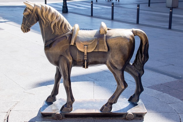 Paarden staan in een stad.