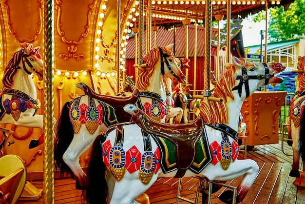 Paardencarrousel bij pretpark