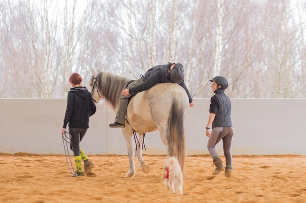 Paardenondersteunde therapie met een patiënt met een medische handicap op de manege