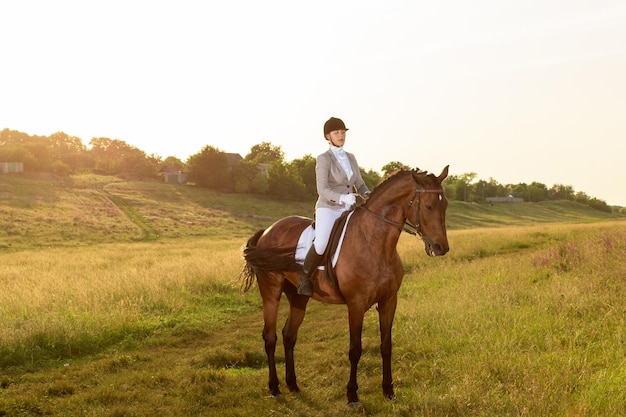 Paardensport. jonge vrouw rijdt paard op dressuur geavanceerde test