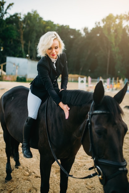 Paardensport, vrouw vormt te paard