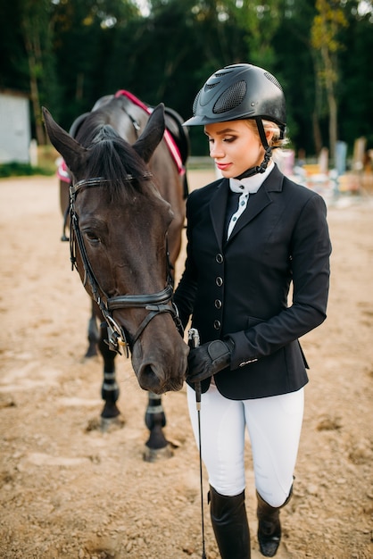 Paardensport, vrouwelijke jockey en paard