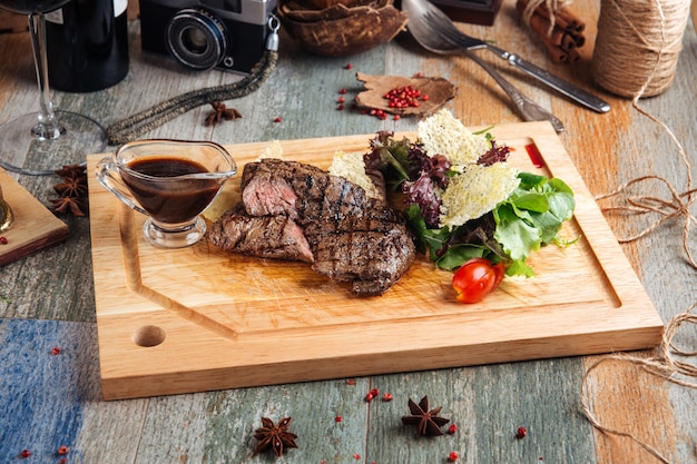 Paardenvlees steak met saus op de houten plank