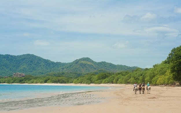 Paardrijden op het strand in costa rica