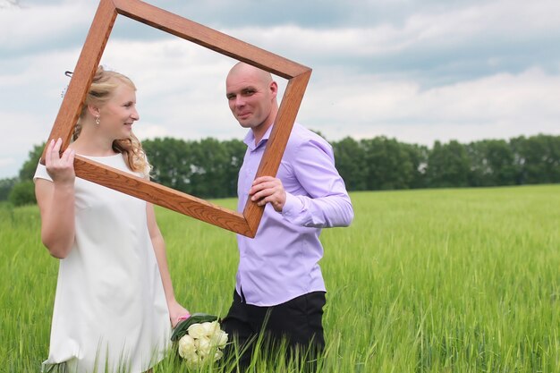 Paarliefhebbers wandelen in een groen veld in de zomerdag