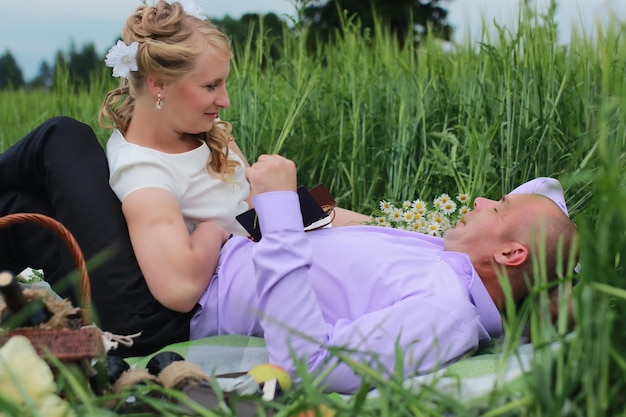 Paarliefhebbers wandelen in een groen veld in de zomerdag