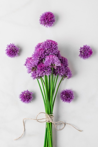 Paars alium bloemen boeket op witte ondergrond