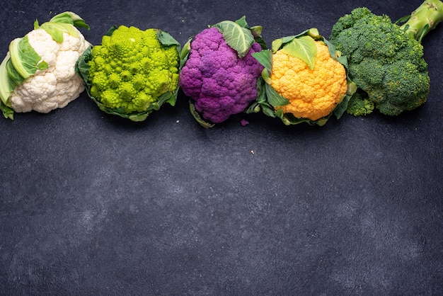 Foto paars geel wit en groen kleur bloemkolen