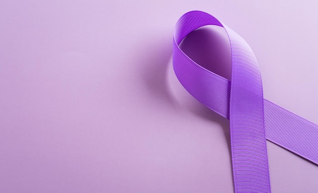 Foto paars lint op pastelpapier achtergrond ter ondersteuning van de wereldkankerdagcampagne op 4 februari