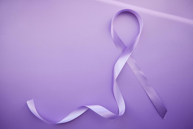 Paars lint voor Paarse Dag Wereld Epilepsie Dag 26 maart Symbool van Epilepsie Dag op paarse achtergrond met schaduwen
