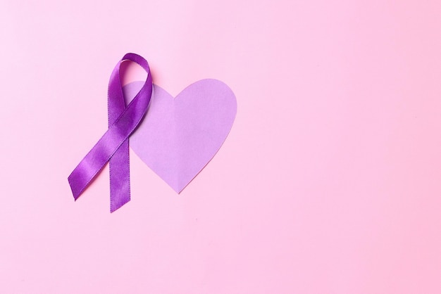 Paars lintbewustzijn en hartvorm op roze achtergrond Wereldkankerdag epilepsiedag