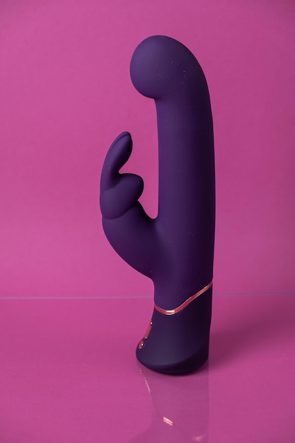 Foto paars seksspeeltje voor vrouwenvibrator op een roze achtergrond