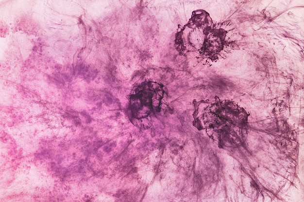 Paarse explosie abstracte achtergrond. violette kleur kosmische ruimte, acrylverf in waterbehang