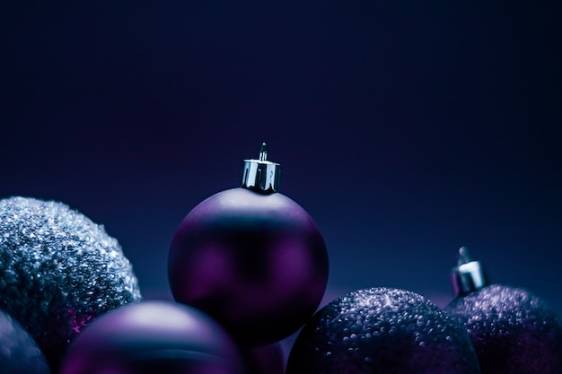 Paarse kerstballen als feestelijke wintervakantie achtergrond