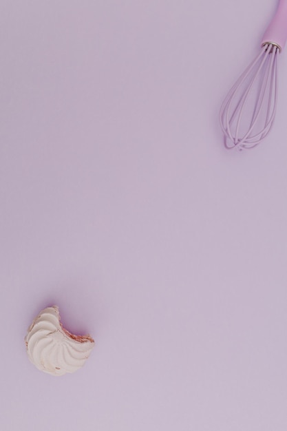 Paarse keukengarde met marshmallow paars op paarse achtergrond