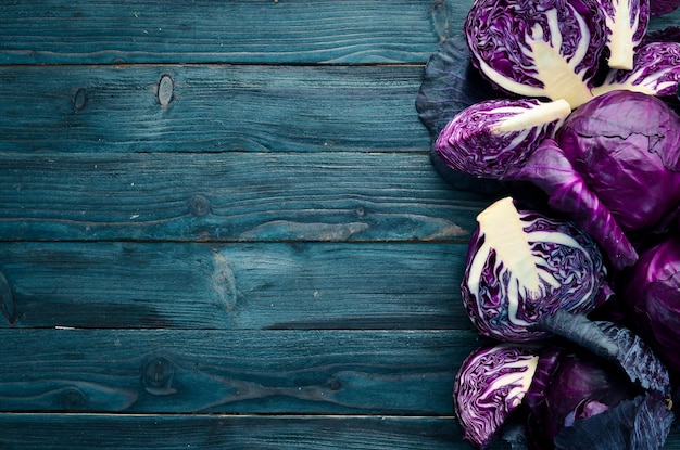 Paarse kool op een blauwe houten achtergrond Biologisch voedsel Bovenaanzicht Vrije ruimte voor uw tekst