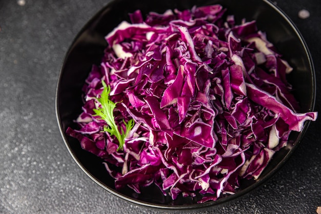 paarse koolsalade groenteschotel gezonde maaltijd voedsel snack op tafel kopie ruimte voedsel achtergrond