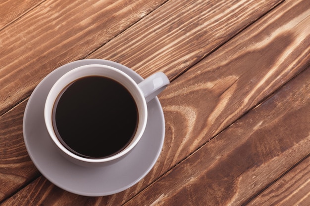 Paarse kopje koffie met bitterkoekjes op de houten achtergrond