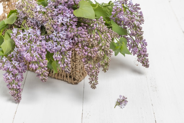 Paarse lila bloemen bos in een mand op houten tafel