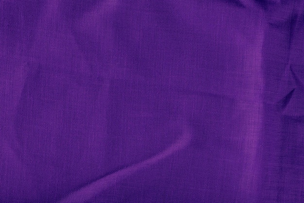 Paarse linnen stof Textuur van verfrommeld linnen stof in plooien close-up