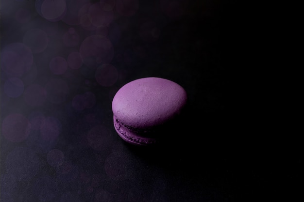 Paarse macaron op tafel, macaron