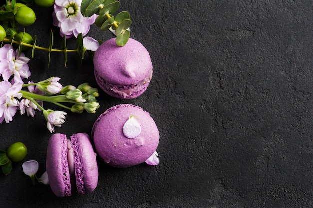 Paarse macarons en bloemen