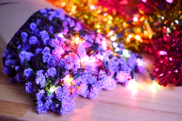 Foto paarse marguerite daisy bloemen blured achtergrond met bokeh lichteffect achtergrond