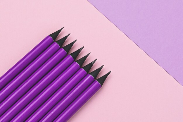 Paarse potloden liggen op kleurrijke geometrisch.
