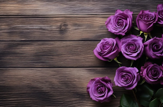 Paarse roos op een houten tafel