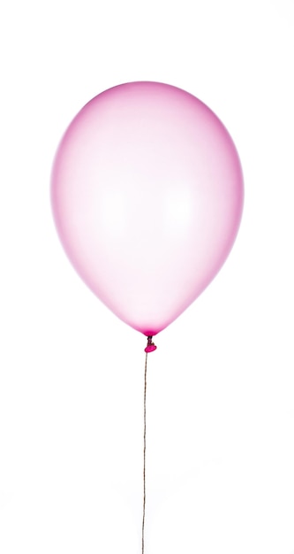 Paarse rubberen ballon geïsoleerd op een witte achtergrond.