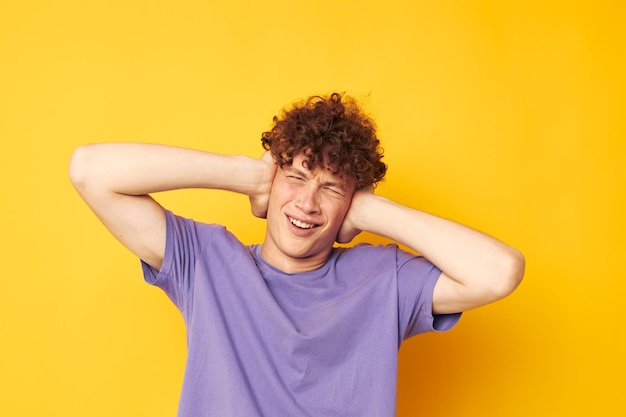 Paarse tshirt jeugd huisstijl emoties gele achtergrond