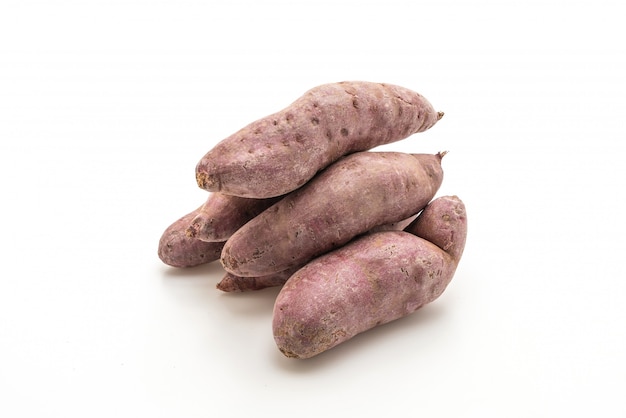 paarse zoete aardappel op witte achtergrond