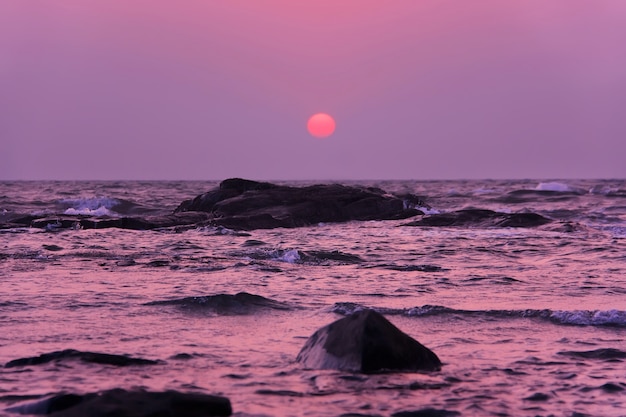 Paarse zonsondergang boven de Arabische zee. Goa, India