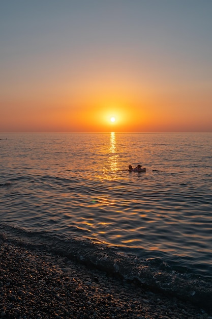 Paarse zonsondergang boven het strand van Batumi in de Zwarte Zee