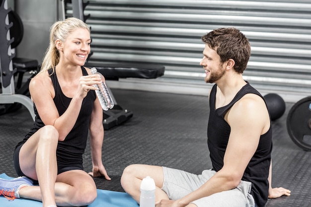 Paarzitting op geschiktheidsmat bij crossfitgymnastiek