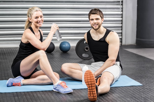 Paarzitting op geschiktheidsmat bij crossfitgymnastiek