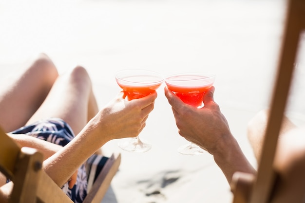 Paarzitting op leunstoel met cocktaildrank