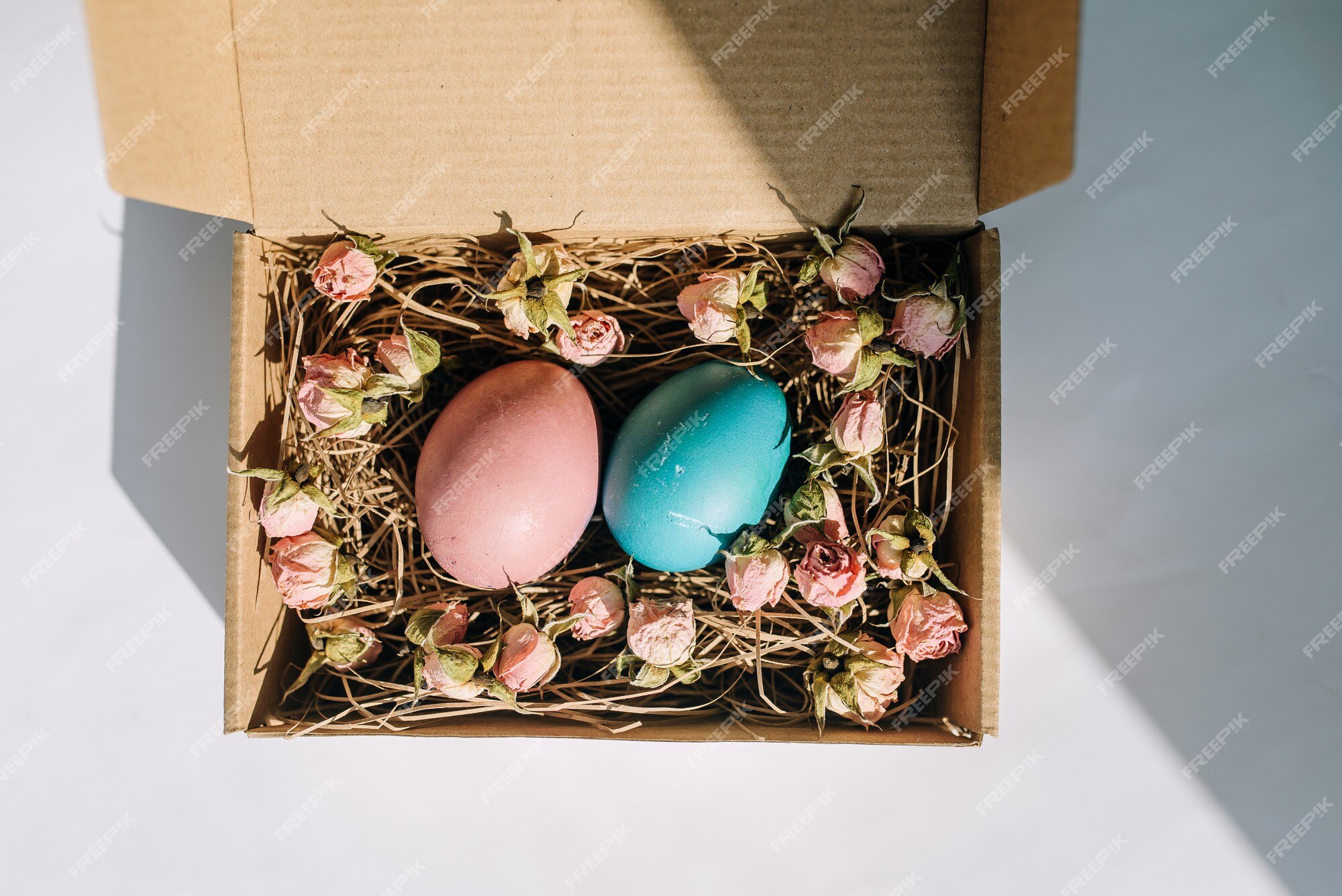 Literaire kunsten Altijd Hopelijk Paas eieren in een kartonnen doos met bloemen op een witte achtergrond  bovenaanzicht gelukkig pasen dag | Premium Foto