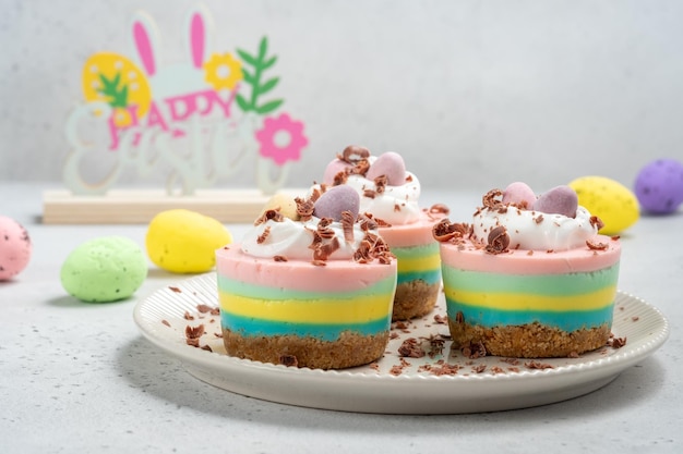 Paas mini cheesecakes met candy eggs en slagroom