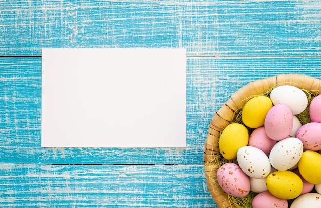 Paasachtergrond met chocolade-eieren en een lege papieren platte kopieerruimte