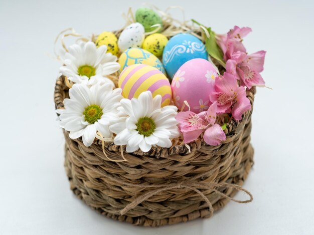 Paascadeau natuurlijke decoratie eieren bloemenmand