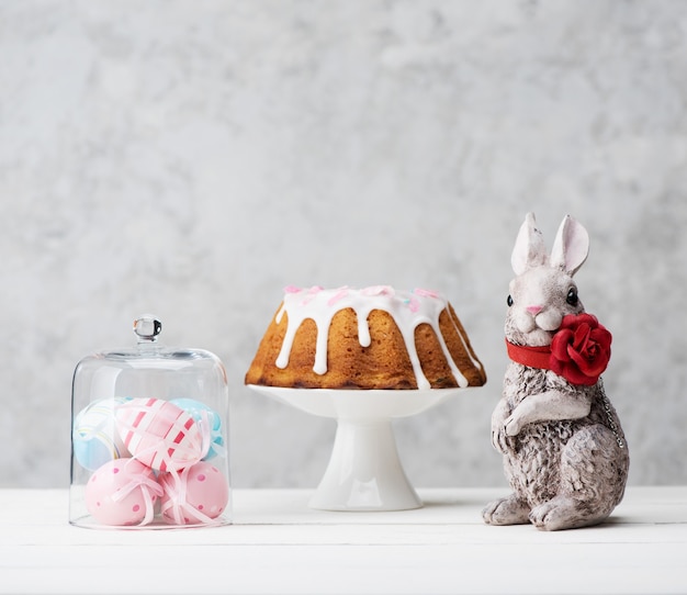 Paascake, Bunny en kleurrijke eieren. Vrolijk Pasen feestelijke kaart