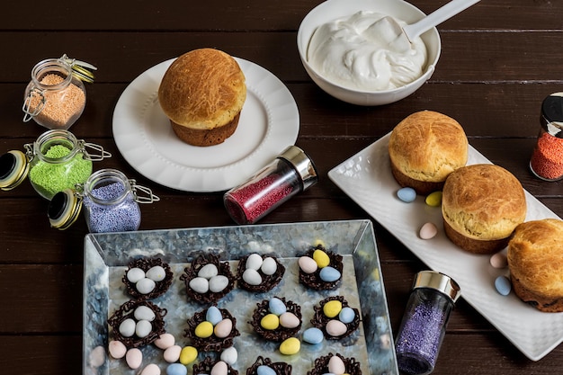 Paascake en eieren traditionele decoratie en attributen ingrediënten