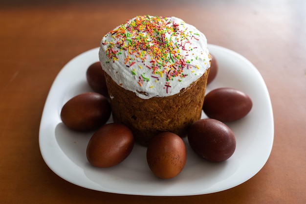 paascake en rode eieren op rustieke houten tafel. Bovenaanzicht.