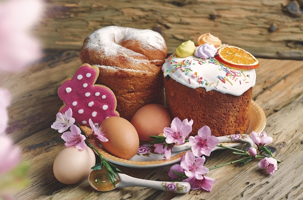 Paascake met eieren op een houten achtergrond