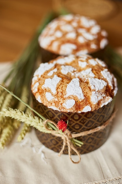 Paascake met rustieke decoratie tarwe op houten tafel de vakantie