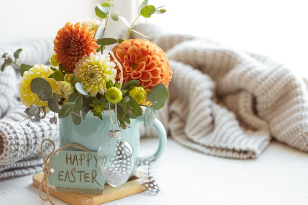 Paascompositie met een boeket bloemen en een gebreid element