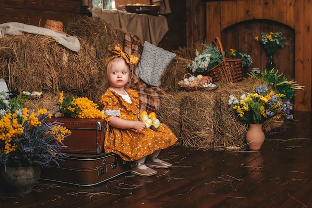 Paasdag Familie bereidt zich voor op Paasmeisje met mand met beschilderde eieren op een houten pagina